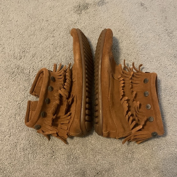 Minnetonka Fringe Short Boots - Picture 5 of 6